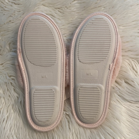 SPLENDID SLIPPERS SIZE M/L BRAND NEW COLOR LIGHT PINK SO FLUFFY - Picture 5 of 8